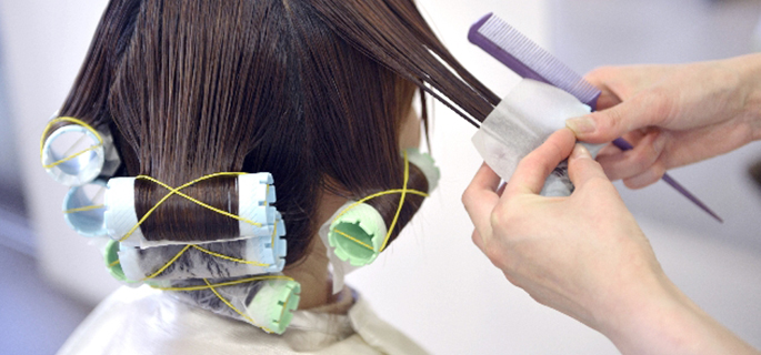 パーマ施術風景