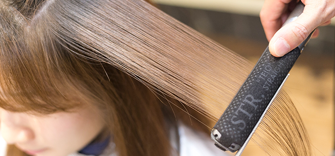 縮毛矯正施術風景